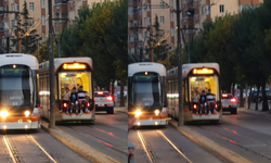 Eskişehir’de 3 çocuğun tramvay arkasındaki tehlikeli yolculuğu