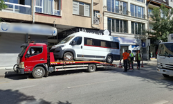 Şair Fuzuli Caddesi'nde boya mesaisi: Park halindeki servis çekiciyle kaldırıldı