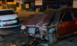 Eskişehir’de iki otomobil kafa kafaya çarpıştı: Araç hurdaya döndü