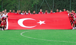 Eskişehirspor dev Türk bayrağıyla Zafer Bayramı'nı kutladı