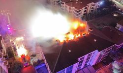 4 katlı binada yangın paniği: Alevler asansör boşluğundan çatıya tırmandı