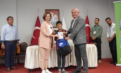 Başkan Ünlüce kırtasiye setlerini çocuklara teslim etti