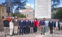 Zafer Partisi Eskişehir İl Başkanlığı Atatürk Anıtı’na çelenk bıraktı
