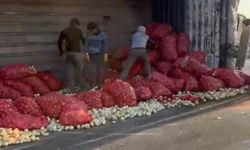 Eskişehir’de kamyon devrildi! Tonlarca soğan yola saçıldı: 2 yaralı