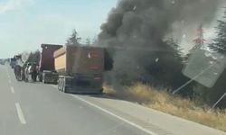 Eskişehir'de seyir halindeki tırın dorse lastiği tutuştu