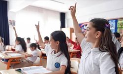 Okul kıyafetlerinde yeni dönem: Arma zorunluluğu geri geldi