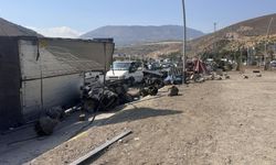 Freni boşalan tır ortalığı savaş alanına çevirdi