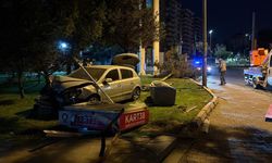 Kayseri'de kontrolden çıkan otomobil parka daldı
