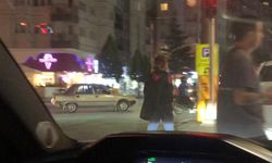 Eskişehir'de kırmızı ışıkta tehlikeli mesai: Trafiğin ortasında dilendi!