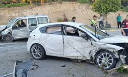 Karşı şeride geçen otomobil ortalığı savaş alanına çevirdi: 4 yaralı