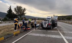 Otomobil refüje çarptı: Yaralılar var