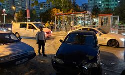 Otomobil tramvay durağına çarptı: 1 yaralı