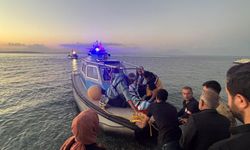 Kayalıklarda mahsur kalan genç kız kurtarıldı