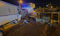 Kamyonet ile traktör çarpıştı: 3 yaralı
