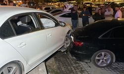 Kontrolden çıkan otomobil park halindeki araca çarptı: Yaralılar var
