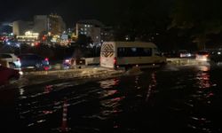 Sağanak yağmur sonrası yollar göle döndü