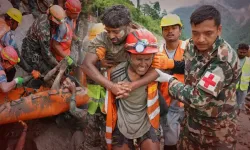 Nepal’de 9 günlük mucize: 170 metre derinlikte mahsur kalan 2 işçi kurtarıldı
