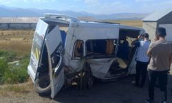 Minibüs, kapağı açık bırakılan rögar çukuruna çarptı