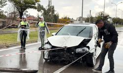 Kontrolden çıkan otomobil önce direği sonra ağacı devirdi