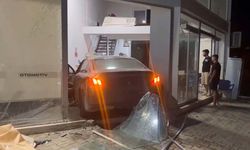 Otomobil, iş yerine girdi: O anlar kameraya yansıdı