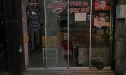 Alkollü şahıs dışlandığını düşündüğü çay ocağının camını kırdı