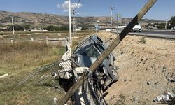 Eskişehir'de virajı alamayan araç refüje devrildi: 1'i ağır 3 yaralı