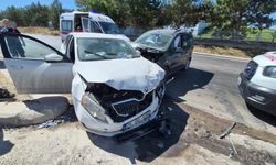 Eskişehir'de hafif ticari araç ile otomobil çarpıştı: 3'ü çocuk 7 yaralı