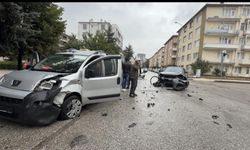 Eskişehir’de iki araç kavşakta çarpıştı: Kazanın ardından gerginlik çıktı
