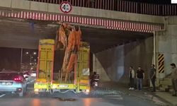 Eskişehir’de üst geçide sıkışan tır trafiği aksattı