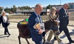 Eşeğiyle kitap taşıyor, köy çocuklarının hayallerine ışık oluyor