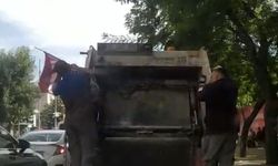 Eskişehir'de temizlik görevlileri çöp yanında buldukları Türk bayrağını kamyona astı