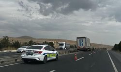 Eskişehir-Ankara yolunda korkutan kaza: Kontrolden çıkan tır bariyerlere çarptı