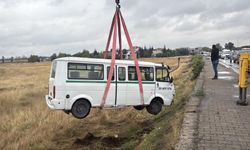 Eskişehir’de otomobil ile minibüs çarpıştı: Minibüs tarlaya uçtu