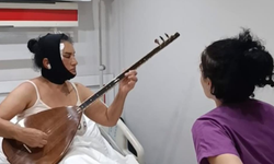 Eskişehirli 60 yaşındaki kadın ameliyattan 1 gün sonra hastane odasında saz çaldı