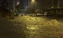 Başkent'te gece saatlerinde sağanak yağış: Kanalizasyon taştı, binaları su bastı