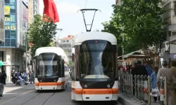 Eskişehir’de tramvay ile araç çarpıştı: Seferler durduruldu