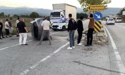 Ara sokaktan çıkan araca çarpmamak için refüje daldı… O anlar kamerada