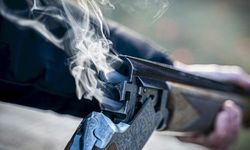 Cezaevindeyken nişanlısıyla konuştuğunu düşündüğü akrabasının evini tüfekle bastı