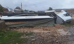 Yol vermek isterken kanala devrildi