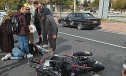 Otomobille çarpışan motosiklet sürücüsü havaya savruldu