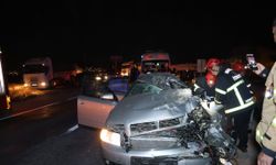 Feci kaza: Otomobil tıra çarptı, 2 kişi hayatını kaybetti