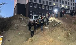 Toprak kayması: 2 işçi kurtarıldı