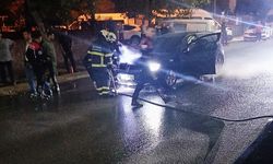 Seyir halindeki otomobil alev aldı