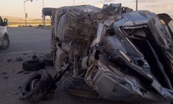 Minibüs ile otomobil çarpıştı: 1'i ağır 3 yaralı