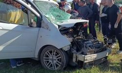 Hafif ticari araç ile minibüs çarpıştı: 4 yaralı