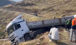 Malzeme yüklü tır uçurum kenarında askıda kaldı