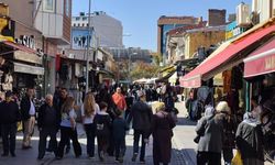 Eskişehir'de güneş yüzünü gösterdi, çarşıda adım atacak yer kalmadı