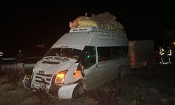 Mevsimlik işçileri taşıyan minibüsle otomobil çarpıştı: 2 yaralı