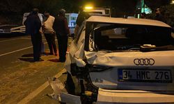 Sarıyer’de karşı yönden gelen aracın sıkıştırdığı otomobil, park halindeki 6 araca çarptı