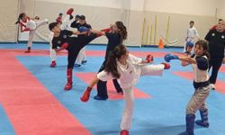 Genç sporcular haftanın 6 günü karate yapıyor